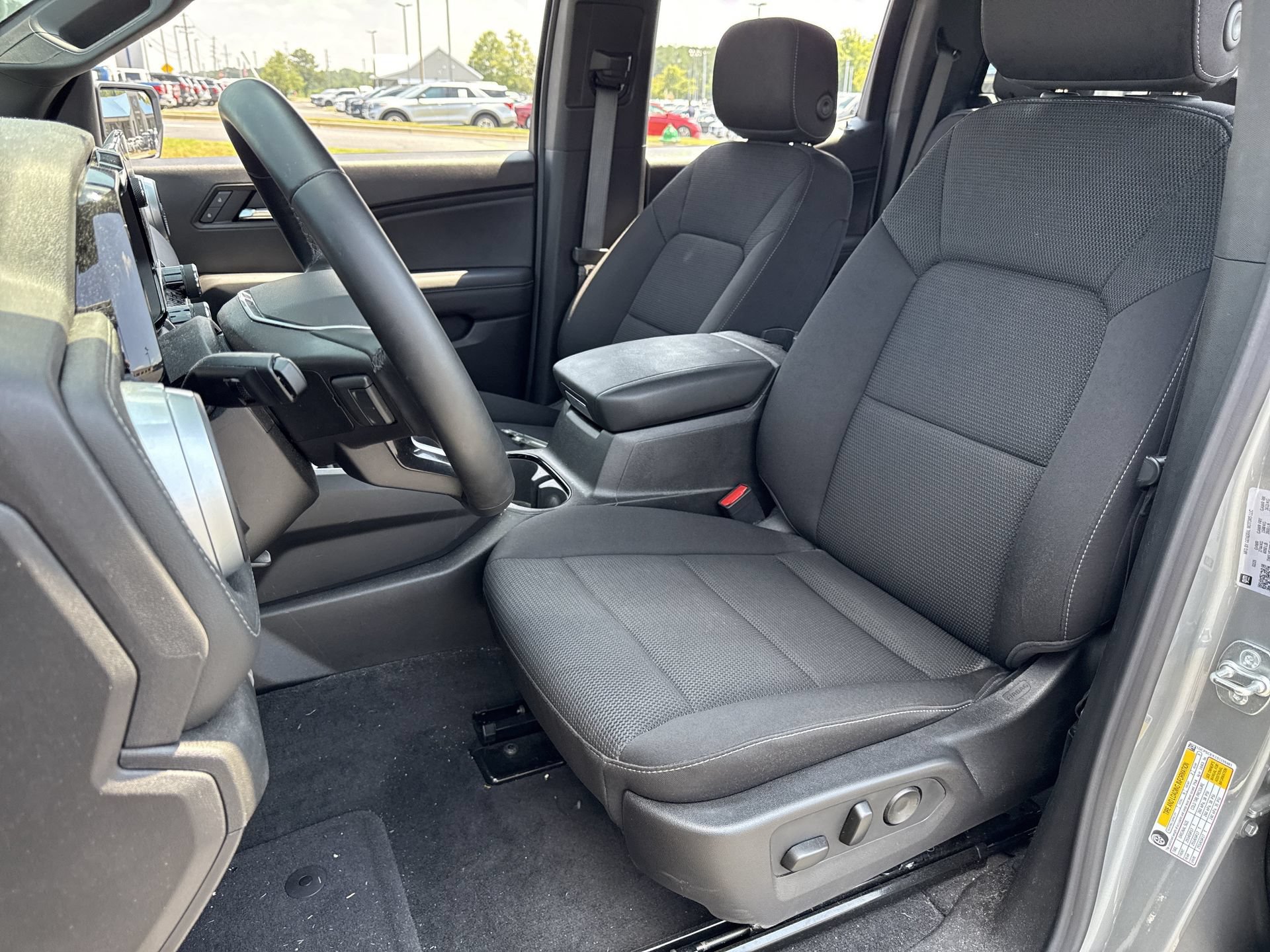 Used 2025 Chevrolet Colorado LT RWD image 12