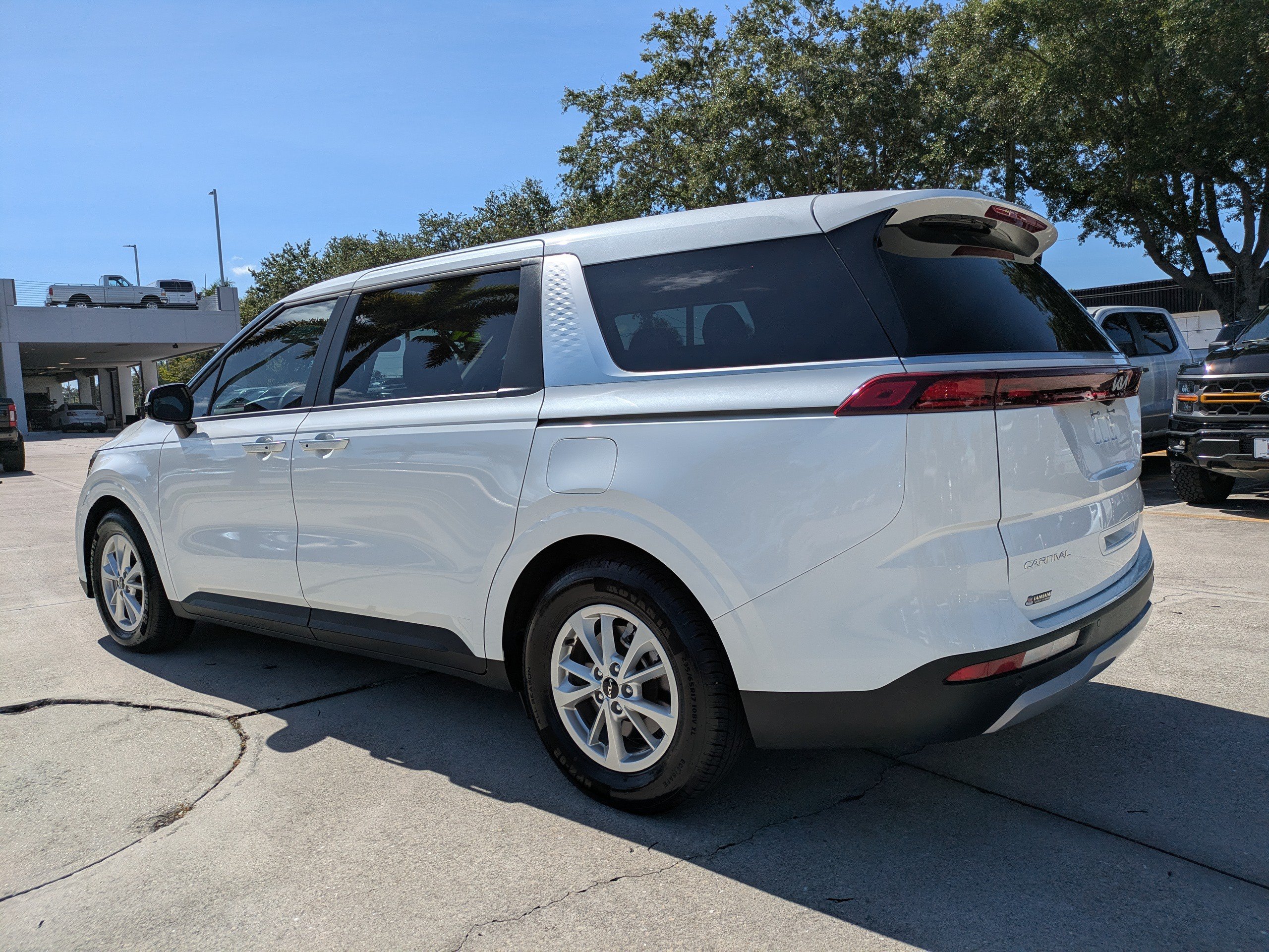 Used 2024 Kia Carnival LX FWD image 6