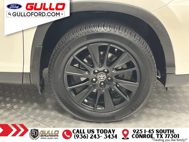 Used 2019 Toyota Highlander SE w/ Nightshade Edition FWD image 32