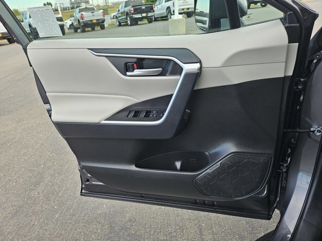 Used 2025 Toyota RAV4 XLE image 27