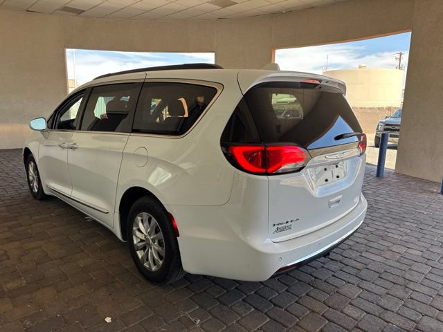 Used 2017 Chrysler Pacifica Touring-L FWD image 2