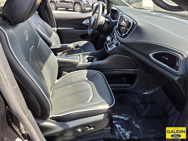 Used 2025 Chrysler Pacifica Limited FWD image 17