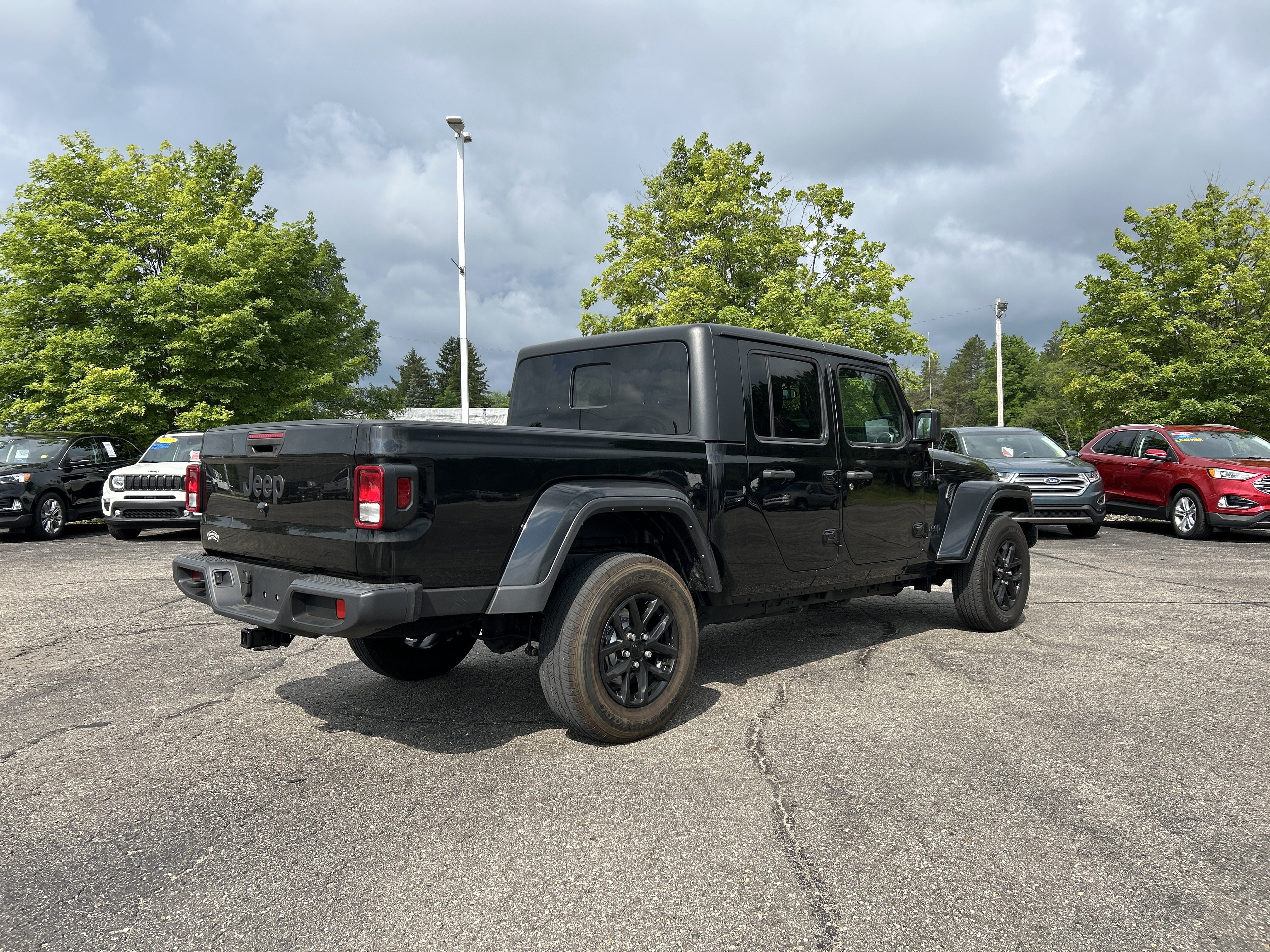 Used 2022 Jeep Gladiator Sport AWD/4WD image 4
