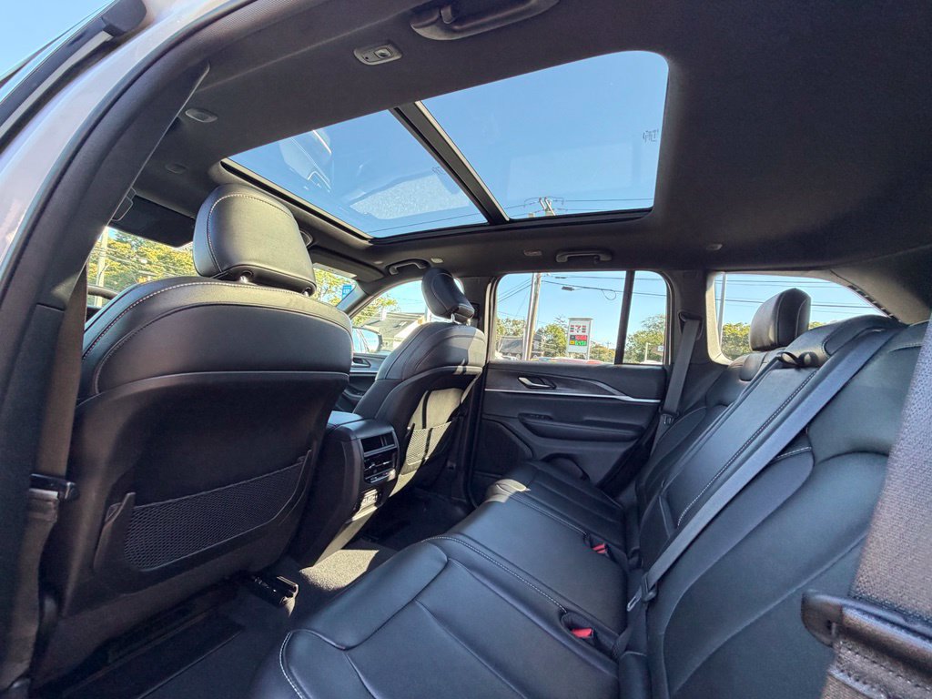 Used 2024 Jeep Grand Cherokee Limited w/ Black Appearance Package AWD/4WD image 16