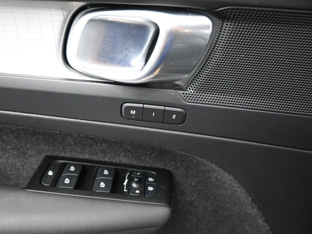 Used 2022 Volvo XC40 T5 Momentum image 11