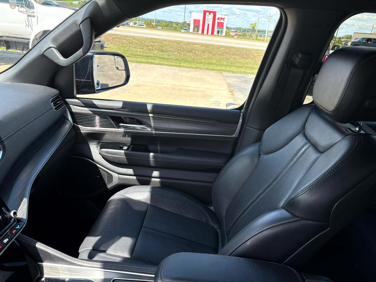 Used 2024 Jeep Wagoneer L Series II w/ Flexible Seating Group image 24