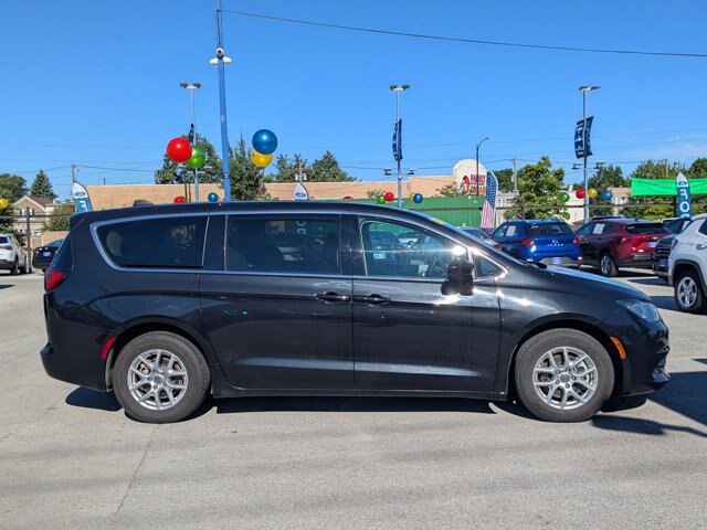 Used 2023 Chrysler Voyager LX FWD image 3