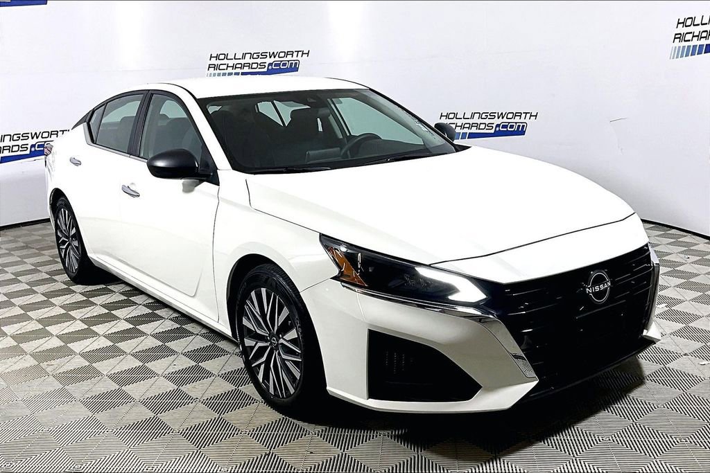 Used 2025 Nissan Altima 2.5 SV FWD image 3