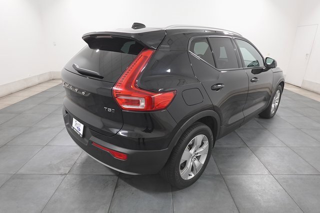 Used 2022 Volvo XC40 T5 Momentum image 5