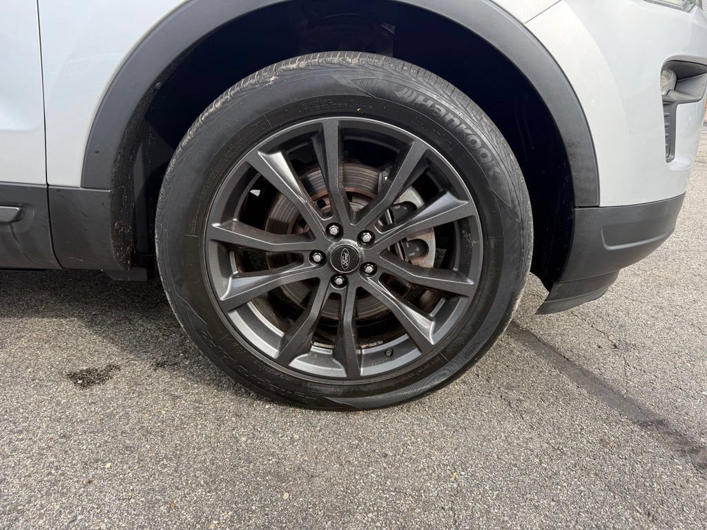 Certified 2019 Ford Explorer XLT w/ Equipment Group 202A AWD/4WD image 30