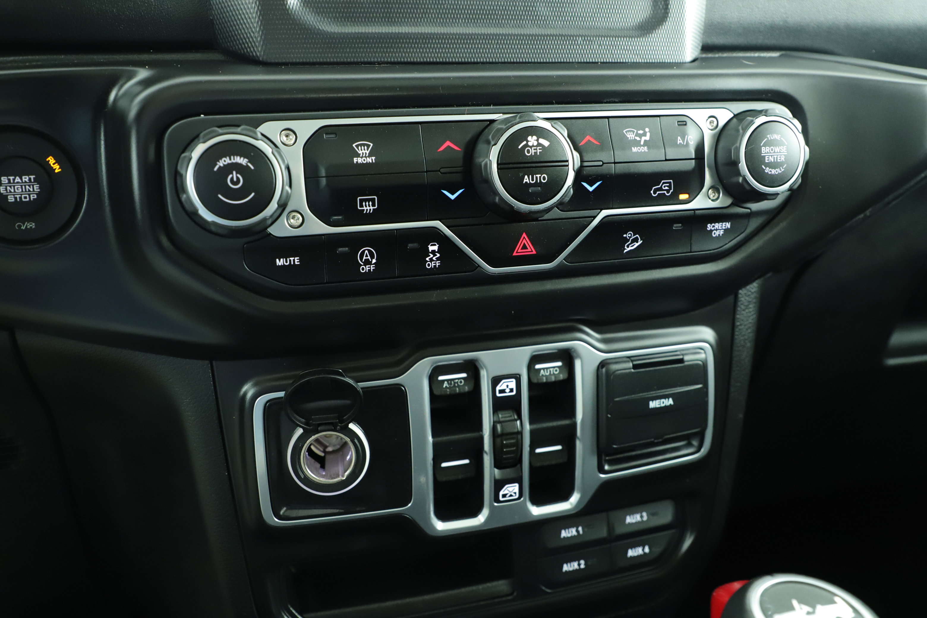 Used 2018 Jeep Wrangler Unlimited Sahara image 18