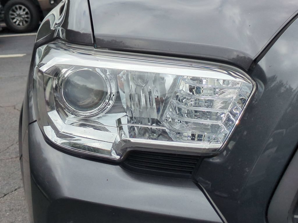 Used 2022 Toyota Tacoma SR5 RWD image 11