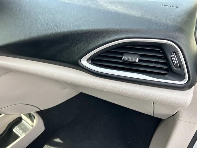 Used 2022 Chrysler Pacifica Touring-L FWD image 32