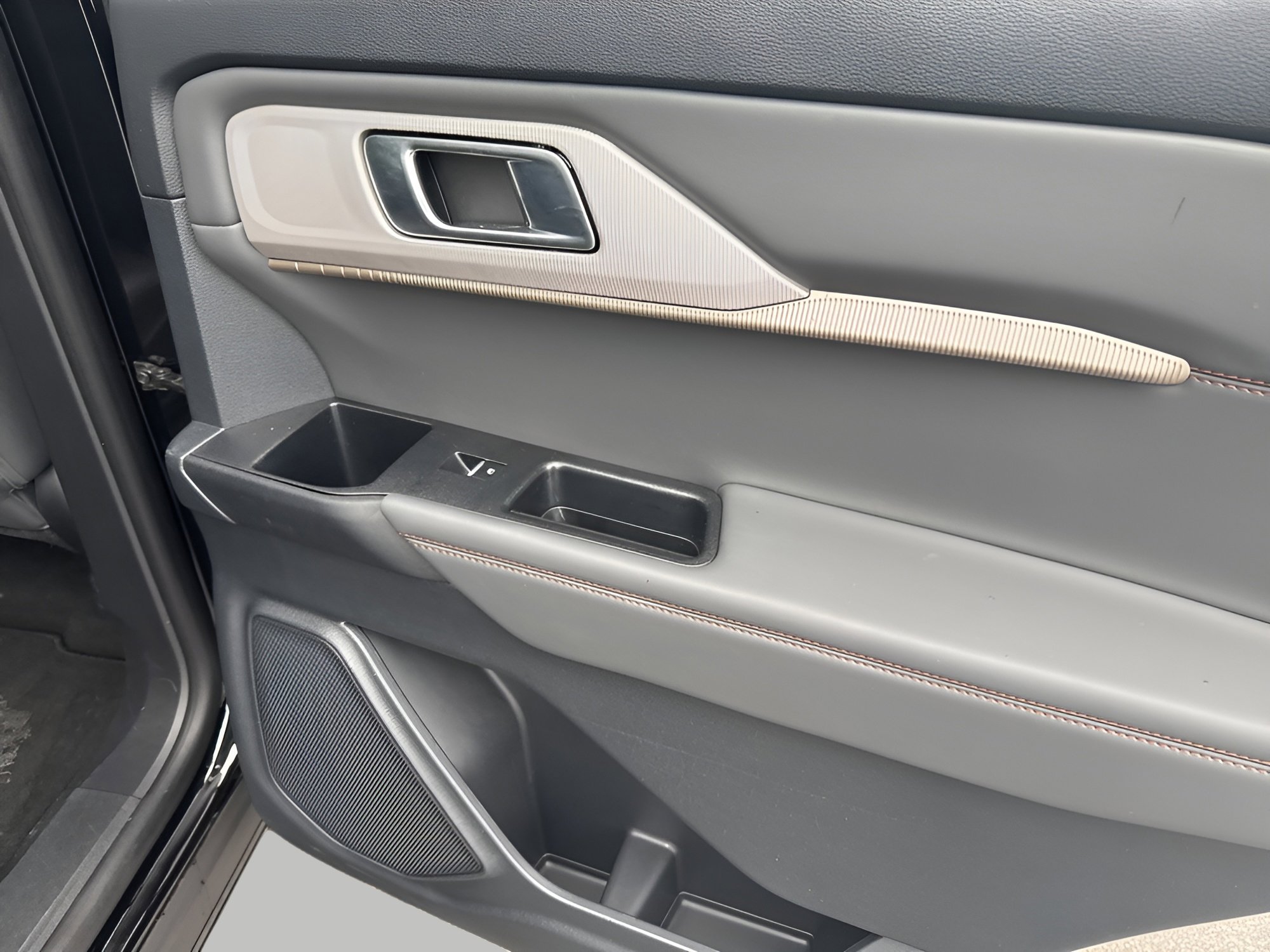 Certified 2025 Ford Explorer Active w/ Active Comfort Package image 14