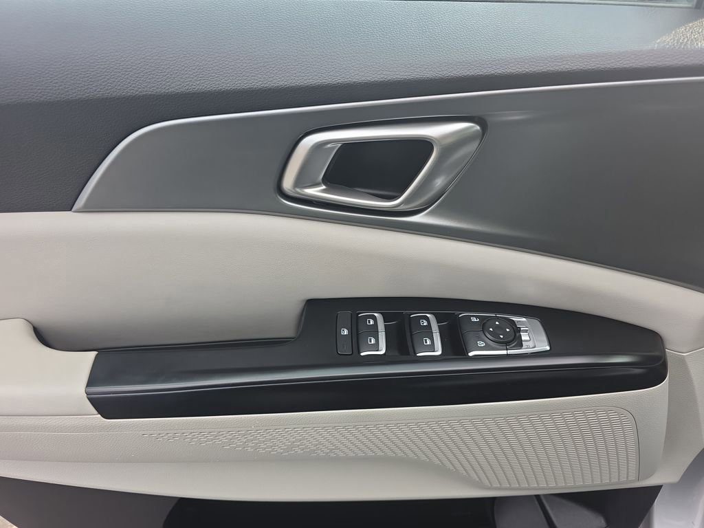 Used 2023 Kia Carnival LX FWD image 13