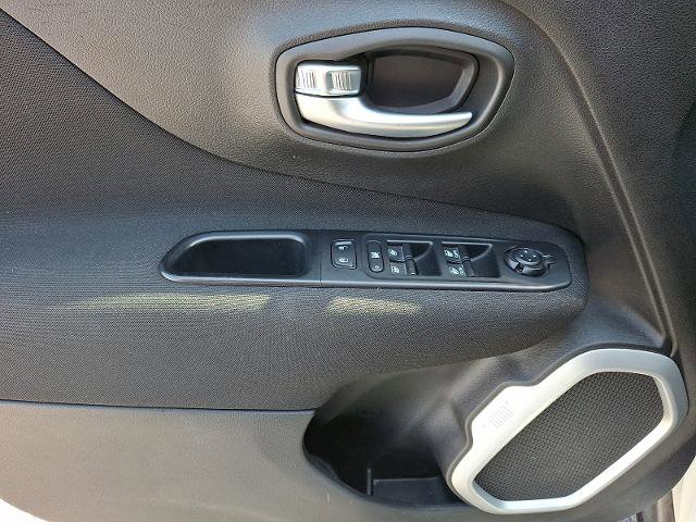 Used 2018 Jeep Renegade Latitude w/ Popular Equipment Group AWD/4WD image 12