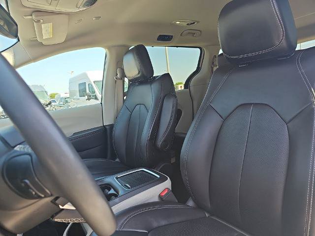 Used 2024 Chrysler Pacifica Touring-L FWD image 15