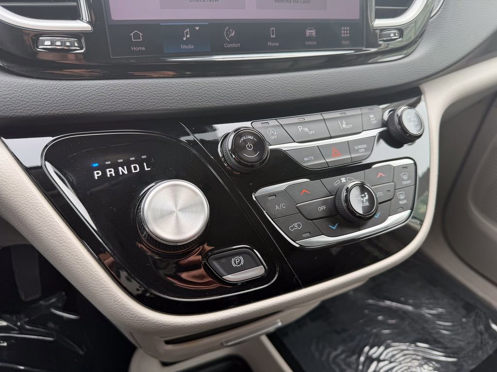 Used 2024 Chrysler Pacifica Touring-L image 28