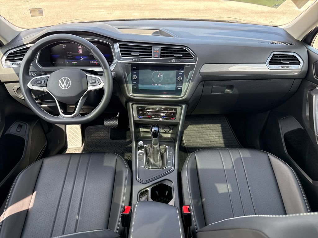 Used 2024 Volkswagen Tiguan SE w/ Panoramic Sunroof Package image 8