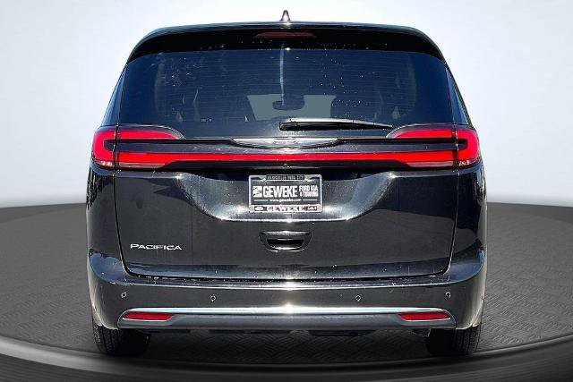 Used 2023 Chrysler Pacifica Touring-L FWD image 4