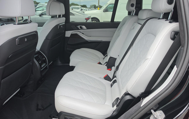Used 2024 BMW X7 xDrive40i w/ M Sport Package AWD/4WD image 9
