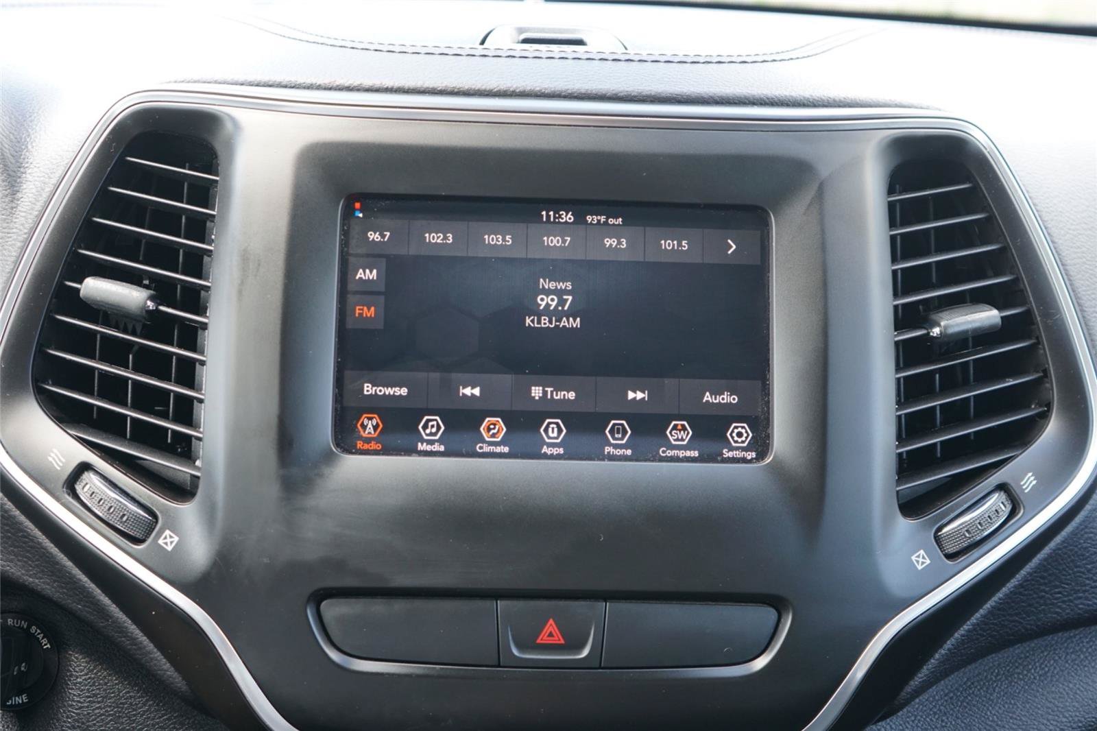 Used 2020 Jeep Cherokee Latitude FWD image 11