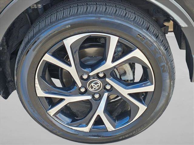Used 2018 Toyota C-HR XLE FWD image 22