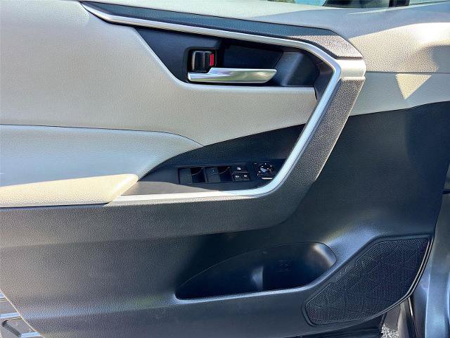 Used 2021 Toyota RAV4 XLE w/ Convenience Package FWD image 18