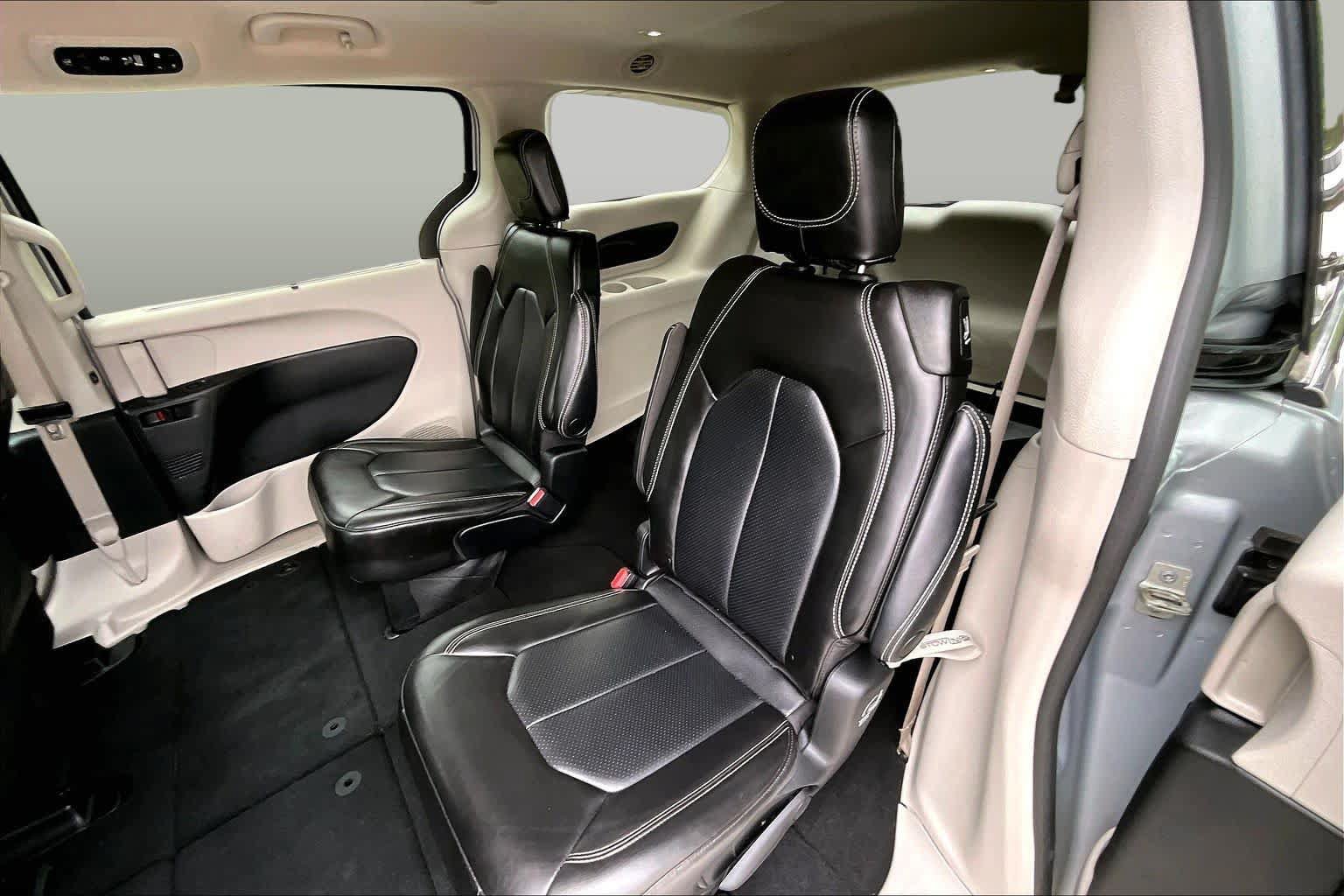 Used 2023 Chrysler Pacifica Touring-L FWD image 21