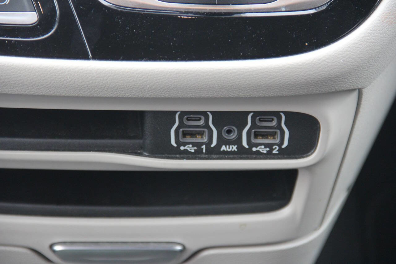 Used 2024 Chrysler Pacifica Touring-L FWD image 26