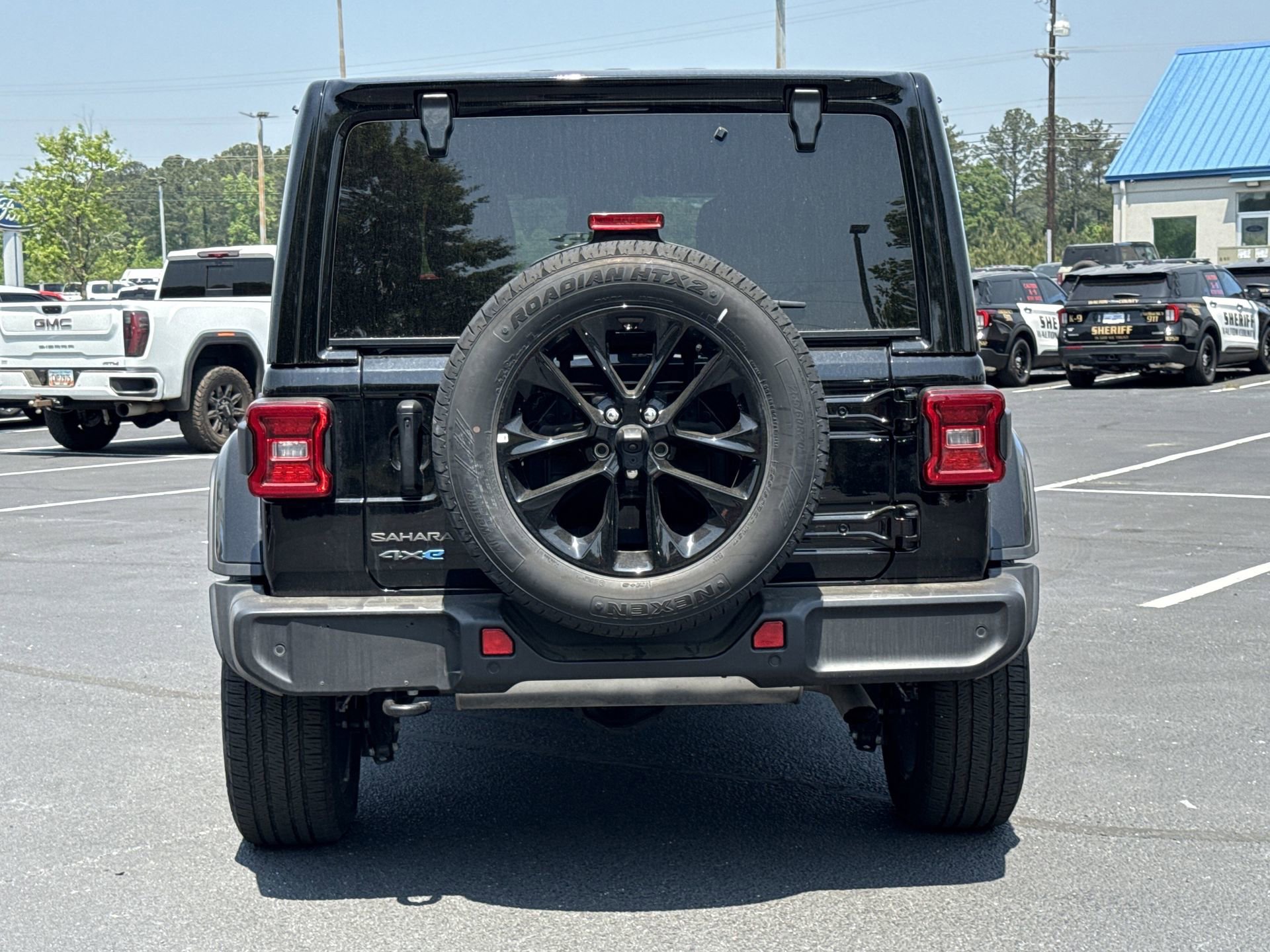 Used 2025 Jeep Wrangler Unlimited Sahara w/ Safety Group AWD/4WD image 24