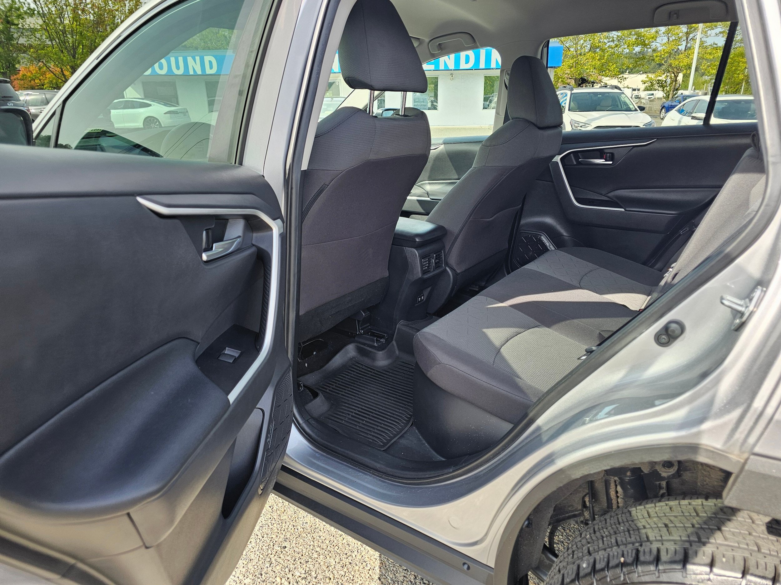 Used 2021 Toyota RAV4 XLE AWD/4WD image 17