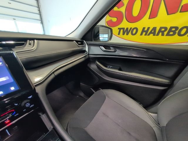 Used 2023 Jeep Grand Cherokee Laredo AWD/4WD image 25