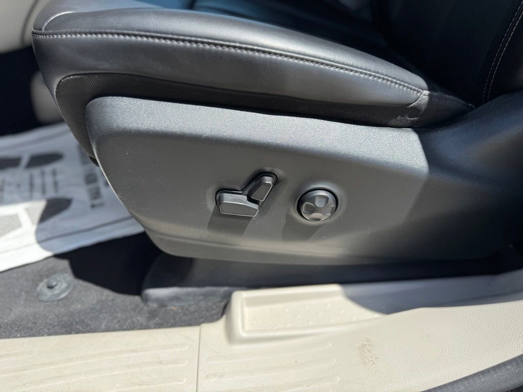 Used 2023 Chrysler Pacifica Touring-L FWD image 13