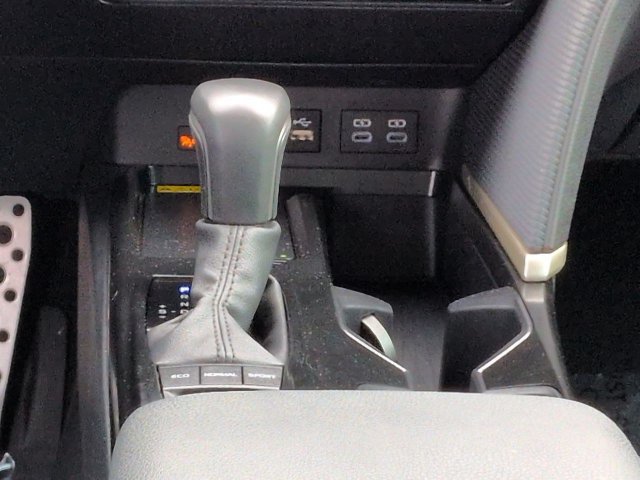 Used 2025 Toyota Camry SE w/ Convenience Package FWD image 18
