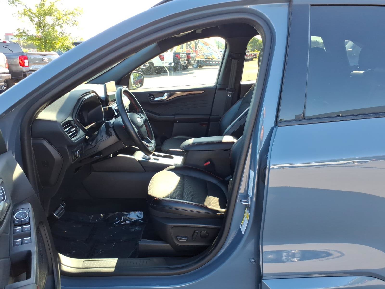 Certified 2023 Ford Escape ST-Line Select AWD/4WD image 12