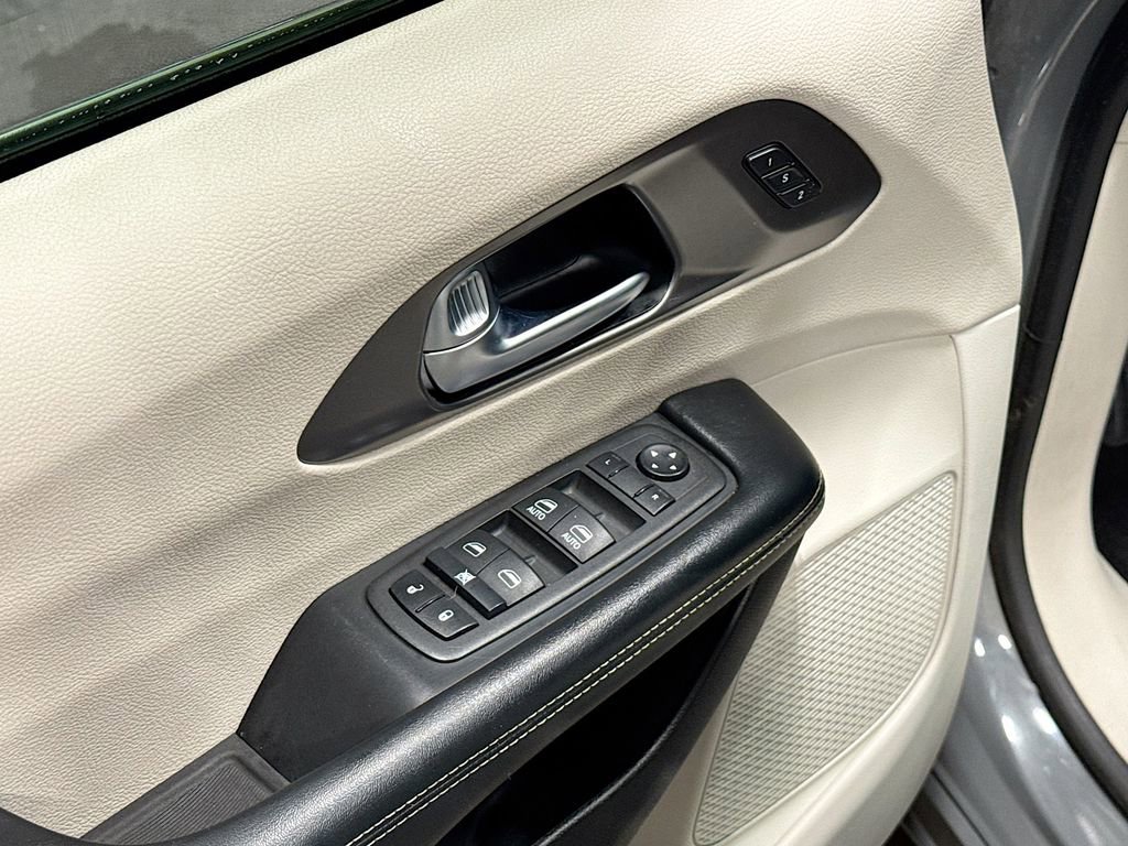 Used 2022 Chrysler Pacifica Touring-L FWD image 15