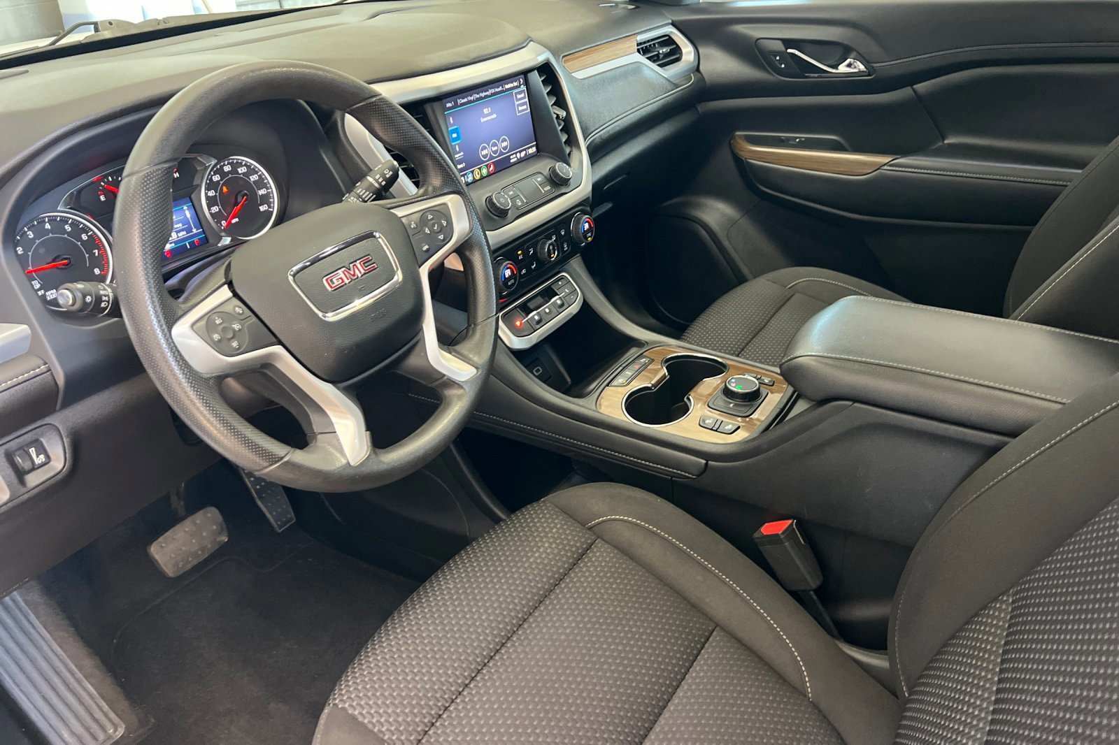 Used 2023 GMC Acadia SLE w/ Driver Convenience Package image 9