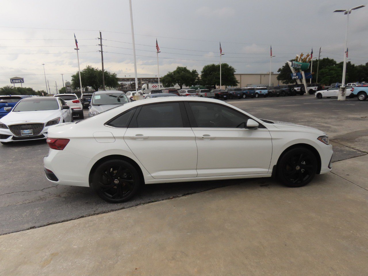 Used 2025 Volkswagen Jetta SE FWD image 10