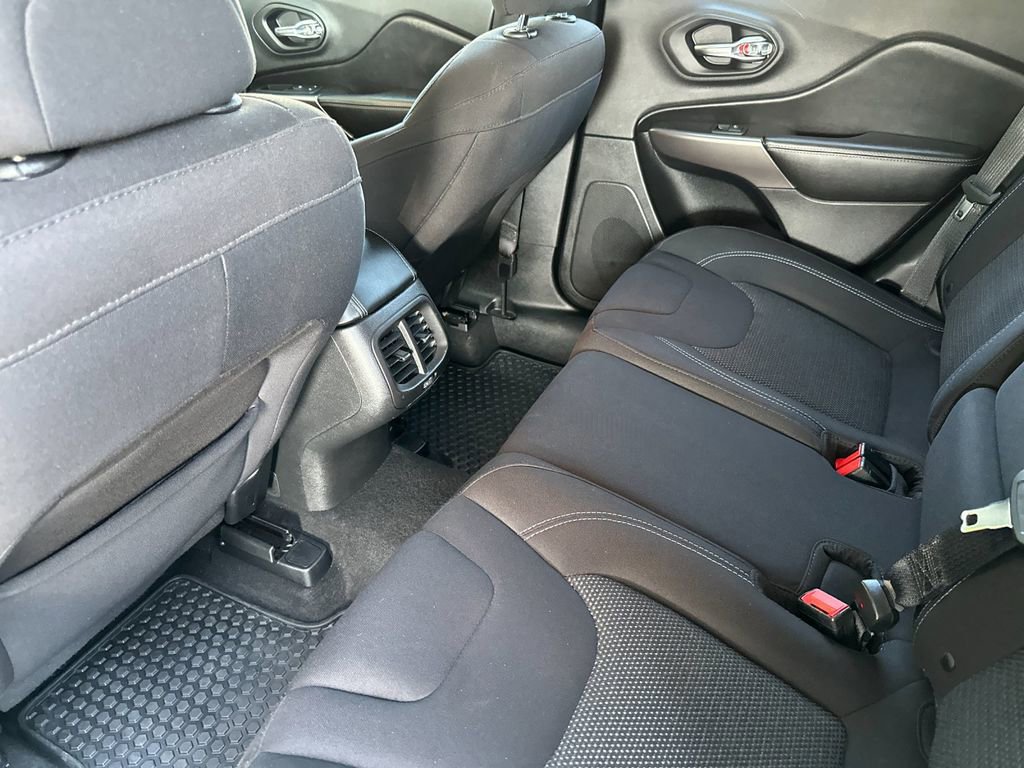 Used 2019 Jeep Cherokee Latitude w/ Cold Weather Group image 12