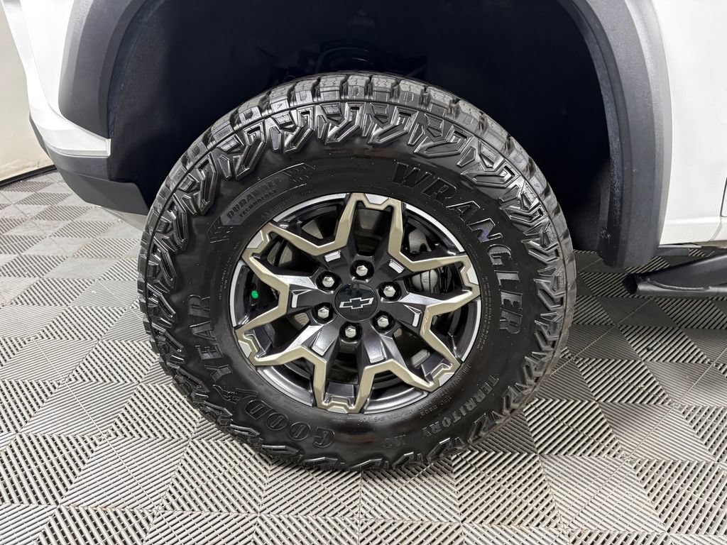 Used 2025 Chevrolet Colorado ZR2 w/ Technology Package AWD/4WD image 11