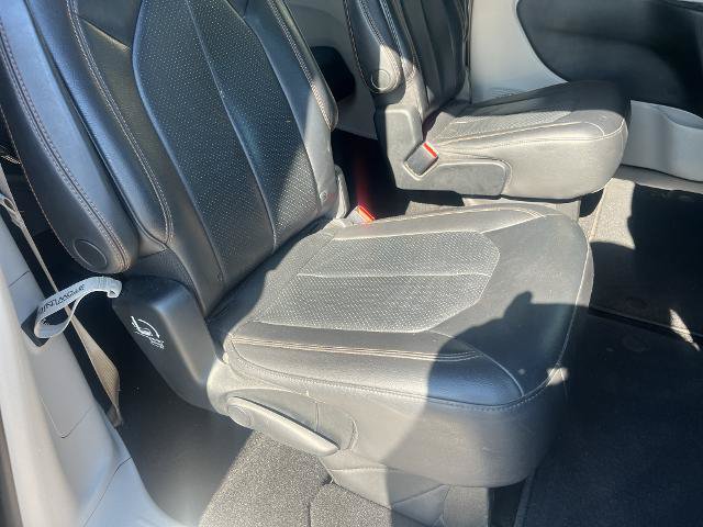 Used 2017 Chrysler Pacifica Touring-L Plus FWD image 12
