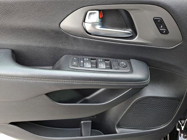 Used 2025 Chrysler Pacifica Select image 13