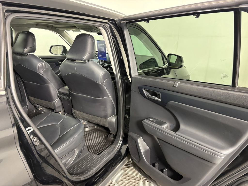 Used 2021 Toyota Highlander XLE image 37