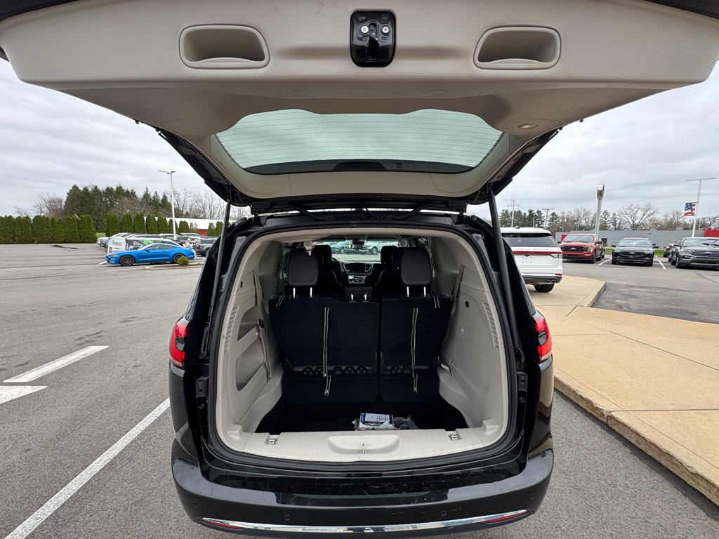 Used 2023 Chrysler Pacifica Touring-L FWD image 24