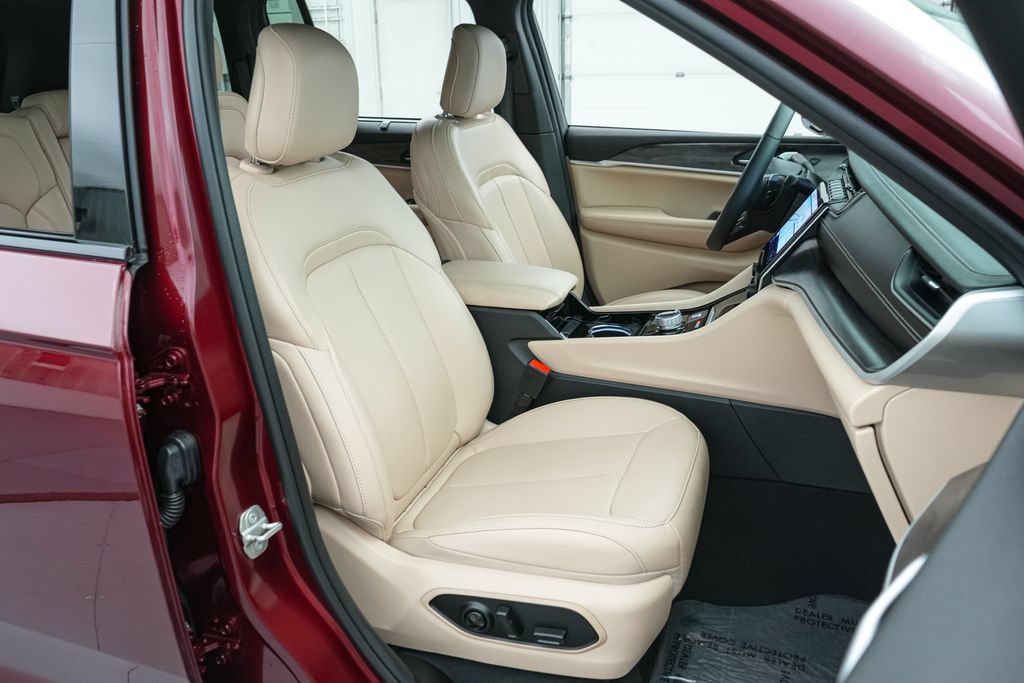Used 2023 Jeep Grand Cherokee Limited w/ Luxury Tech Group II AWD/4WD image 21