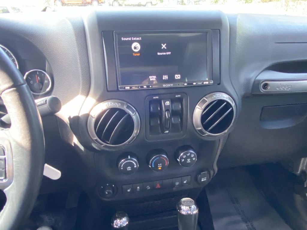 Used 2018 Jeep Wrangler Unlimited Sahara AWD/4WD image 23