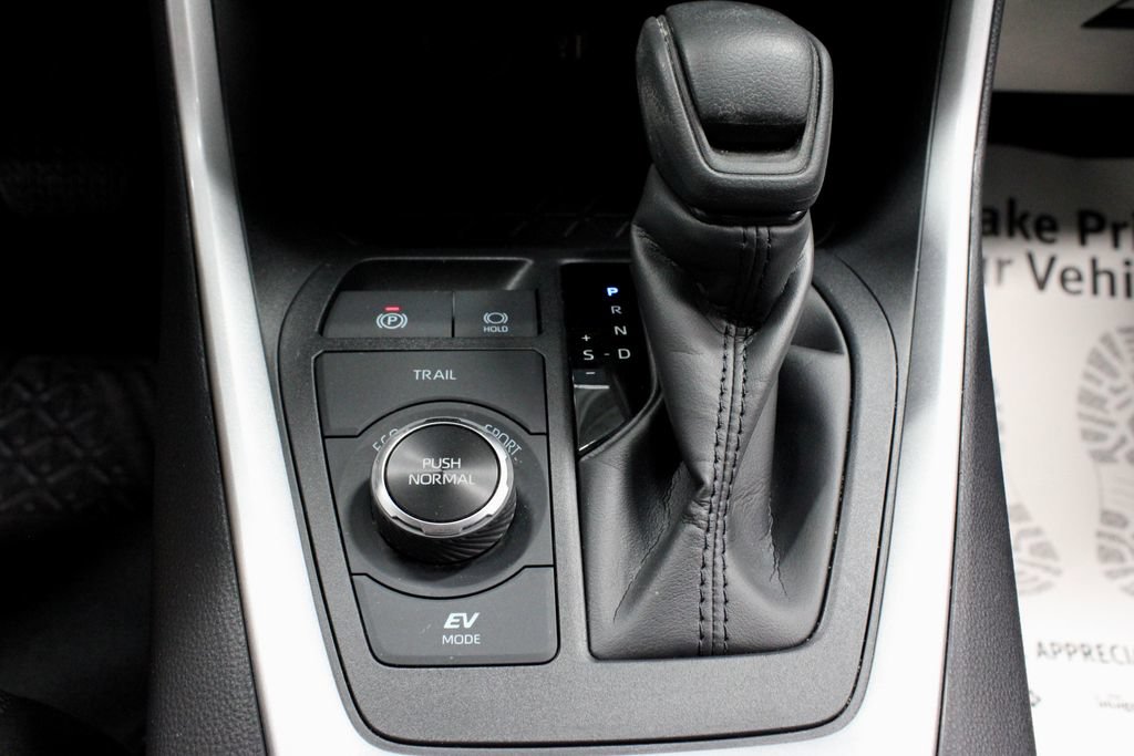 Used 2025 Toyota RAV4 LE AWD/4WD image 31