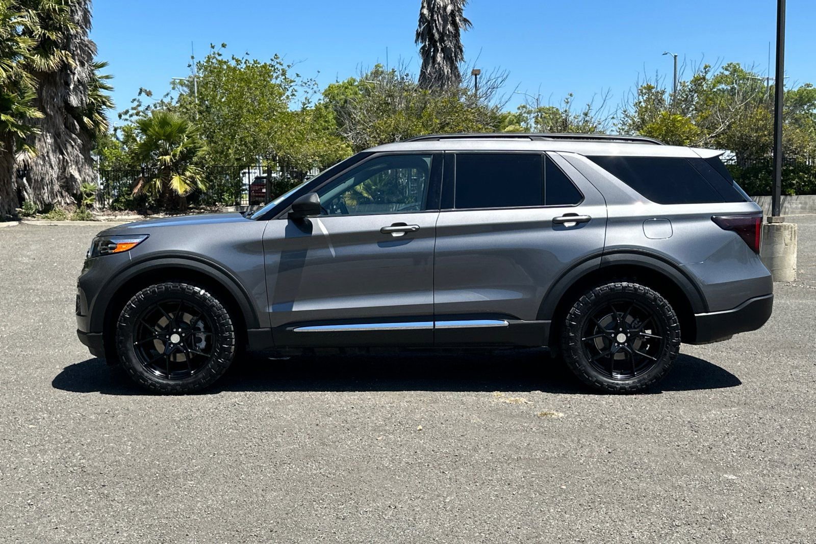 Certified 2023 Ford Explorer XLT w/ Equipment Group 202A AWD/4WD image 7