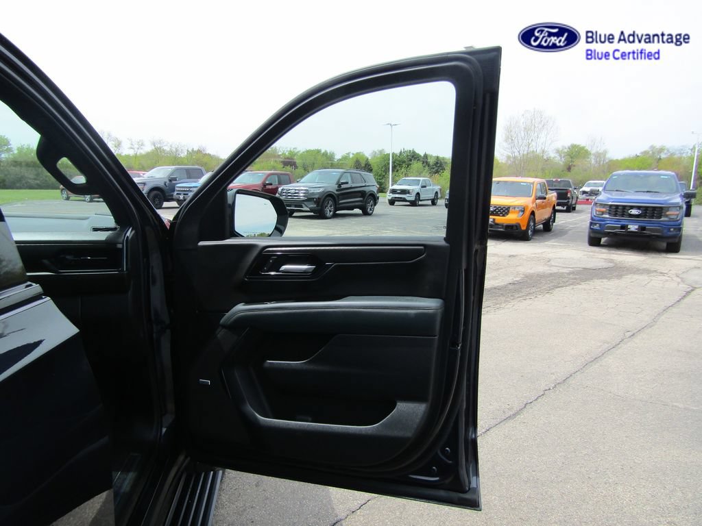 Used 2025 GMC Yukon XL AT4 w/ AT4 Premium Package AWD/4WD image 41